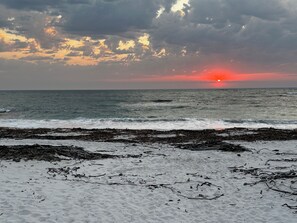 على الشاطئ، كراسي للتشمس، مناشف للشاطئ