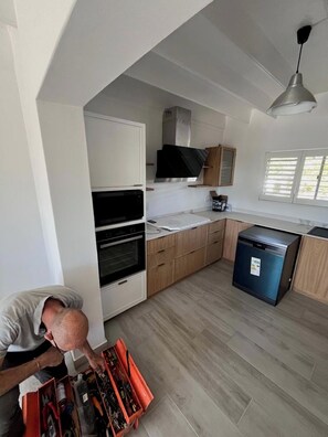 ثلاجة، ميكروويف، فرن، موقد طهي مسطح