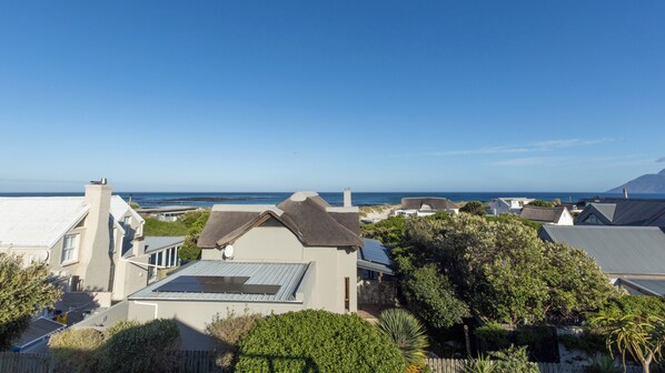 Property grounds - Luxury and peaceful 4-bedroom house in Kommetje, Cape Town (Cape Town)