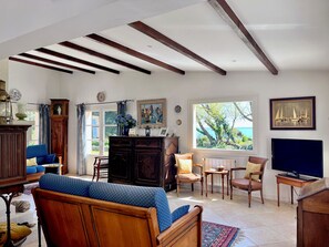 TV, peis, DVD-spiller og bordtennis