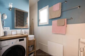 Shower, hair dryer, towels