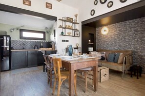 Unclassified image, 4 of 13, button