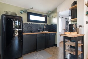 Kühlschrank, Mikrowelle, Geschirrspüler, Toaster