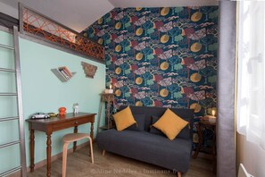 Chimenea, reproductor de DVD y estéreo 