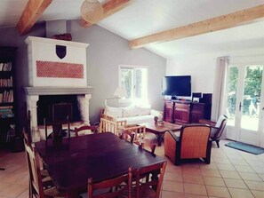 Fernseher, Kamin, DVD-Player, Stereoanlage