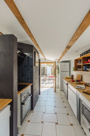 Kühlschrank, Mikrowelle, Ofen, Geschirrspüler