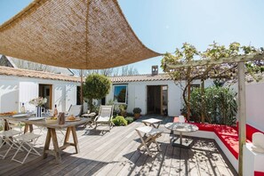 Unclassified image, 3 of 27, button