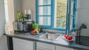 Fridge, microwave, oven, dishwasher