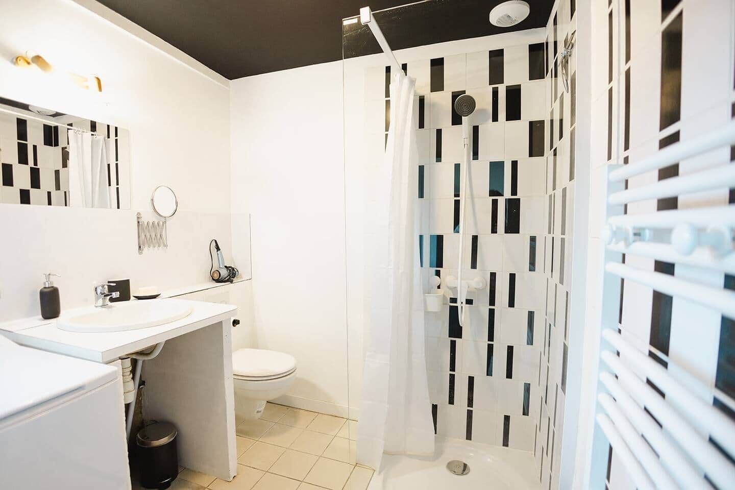 Een douche, een haardroger, handdoeken