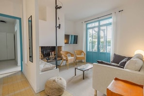 Televisión y chimenea 