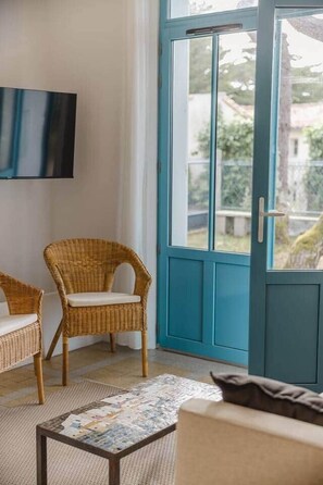 Televisión y chimenea 