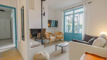 Televisie en een open haard