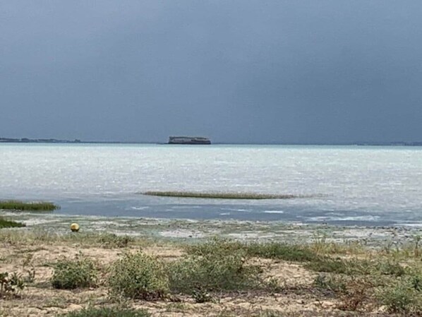 En la playa y toallas de playa 