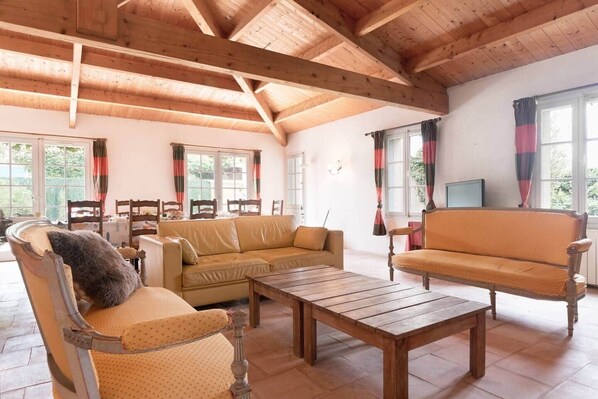 Televisión y chimenea 