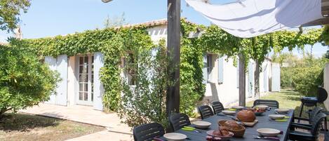 تناول الطعام بالخارج