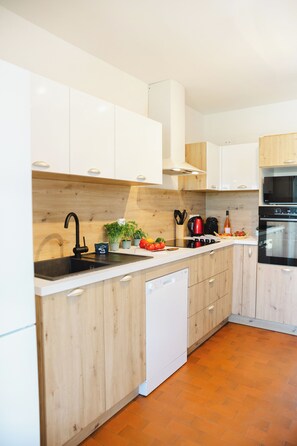 Kjøleskap, mikrobølgeovn, ovn og oppvaskmaskin