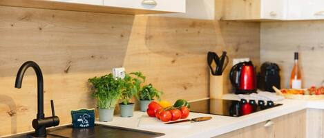 Kühlschrank, Mikrowelle, Ofen, Geschirrspüler