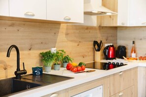 Kühlschrank, Mikrowelle, Ofen, Geschirrspüler