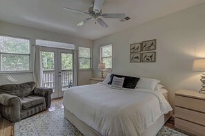 3 bedrooms, iron/ironing board, travel crib, WiFi - 3BR - King Suite, Backyard & Fire Pit! (Austin)