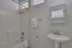 Chuveiro, secador de cabelo, toalhas de banho, shampoo