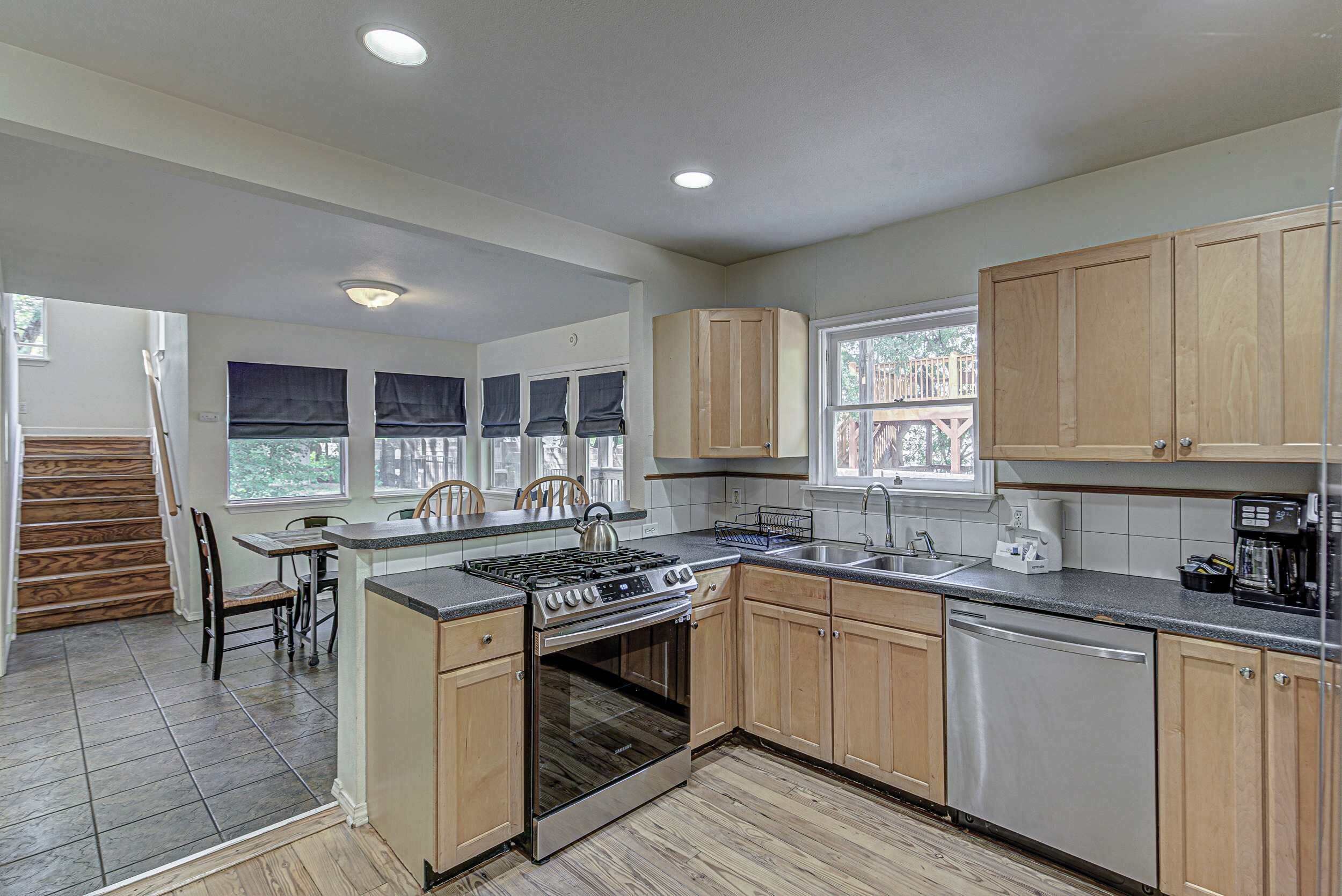 雪櫃、微波爐、焗爐、爐具