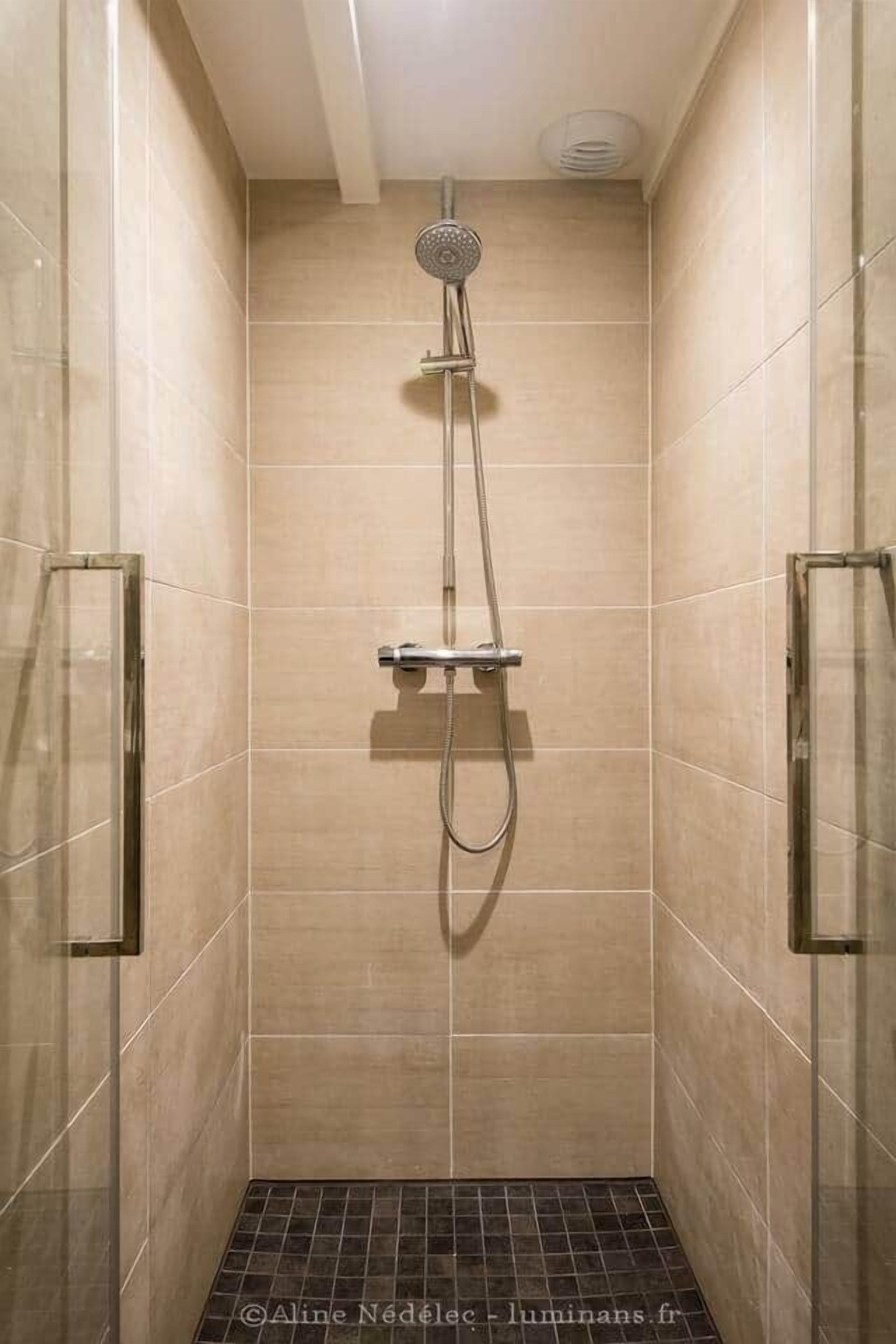 Dusche, Haartrockner, Handtücher