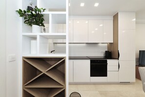 Kühlschrank, Ofen, Geschirrspüler, Wasserkocher mit Kaffee-/Teezubehör