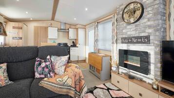 电视、壁炉、DVD 播放器、办公室