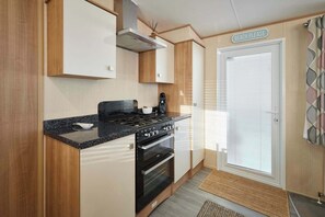 Fridge, microwave, oven, stovetop - Host & Stay | Leon's Retreat (Cresswell)