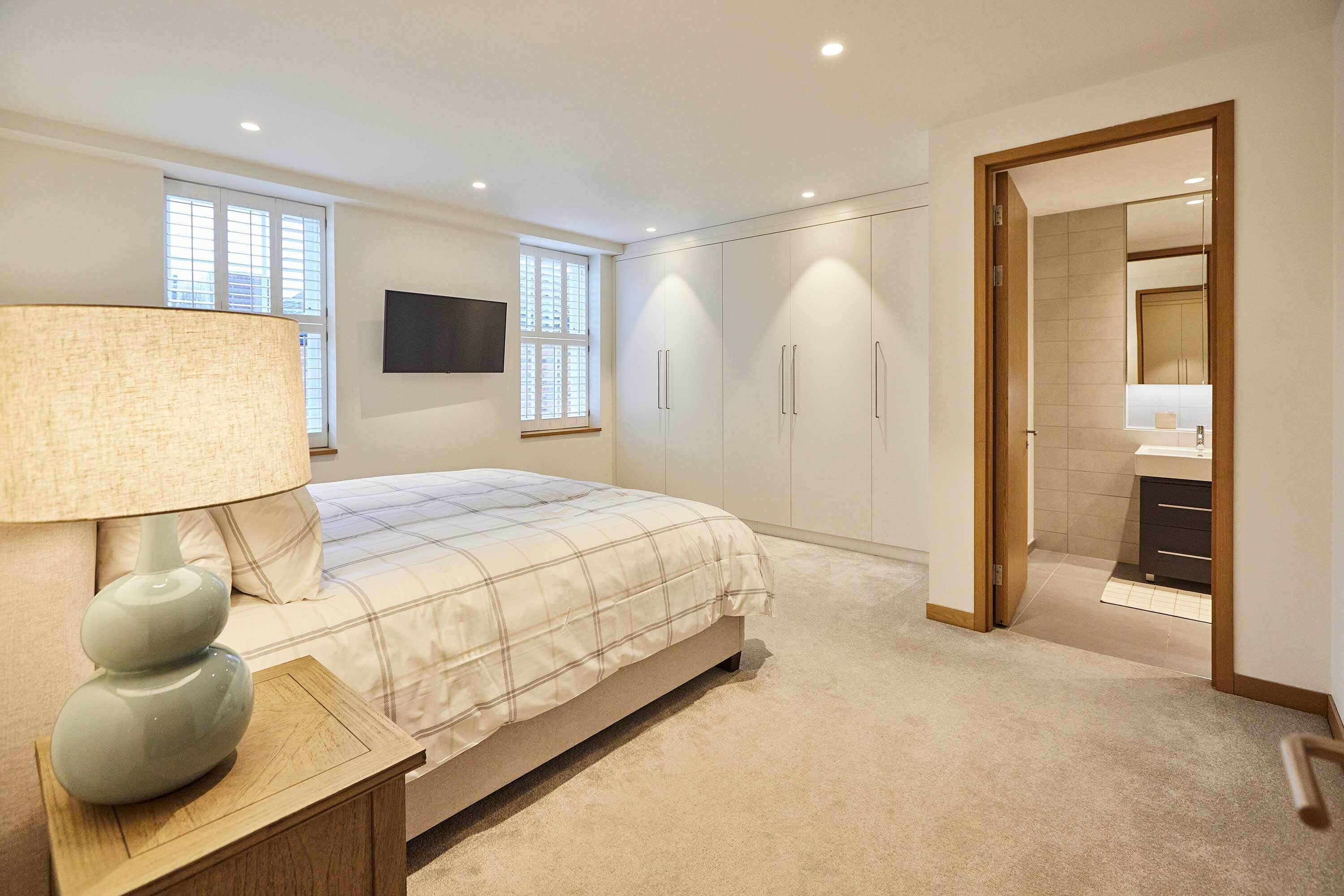 2 bedrooms, desk, iron/ironing board, WiFi