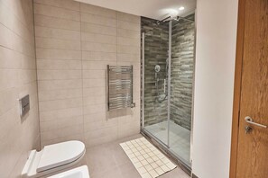Shower, hair dryer, towels, shampoo