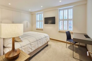 2 bedrooms, desk, iron/ironing board, WiFi