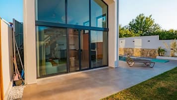 Vila luxo, vista parcial para o lago | Wi-Fi de cortesia