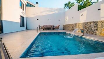 Deluxe Villa, Partial Lake View | Free WiFi