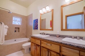 Séchoir à cheveux, serviettes fournies, papier de toilette