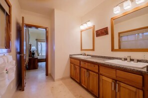 Séchoir à cheveux, serviettes fournies, papier de toilette