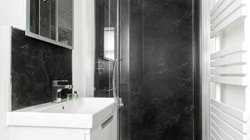 Dusche, Haartrockner, Handtücher, Shampoo