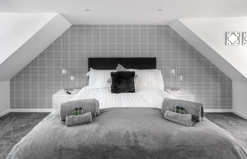 Kilchattan Luxury Apartment~Off Street Private Parking~Walled Garden