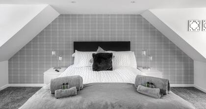 Kilchattan Luxury Apartment~Off Street Private Parking~Walled Garden