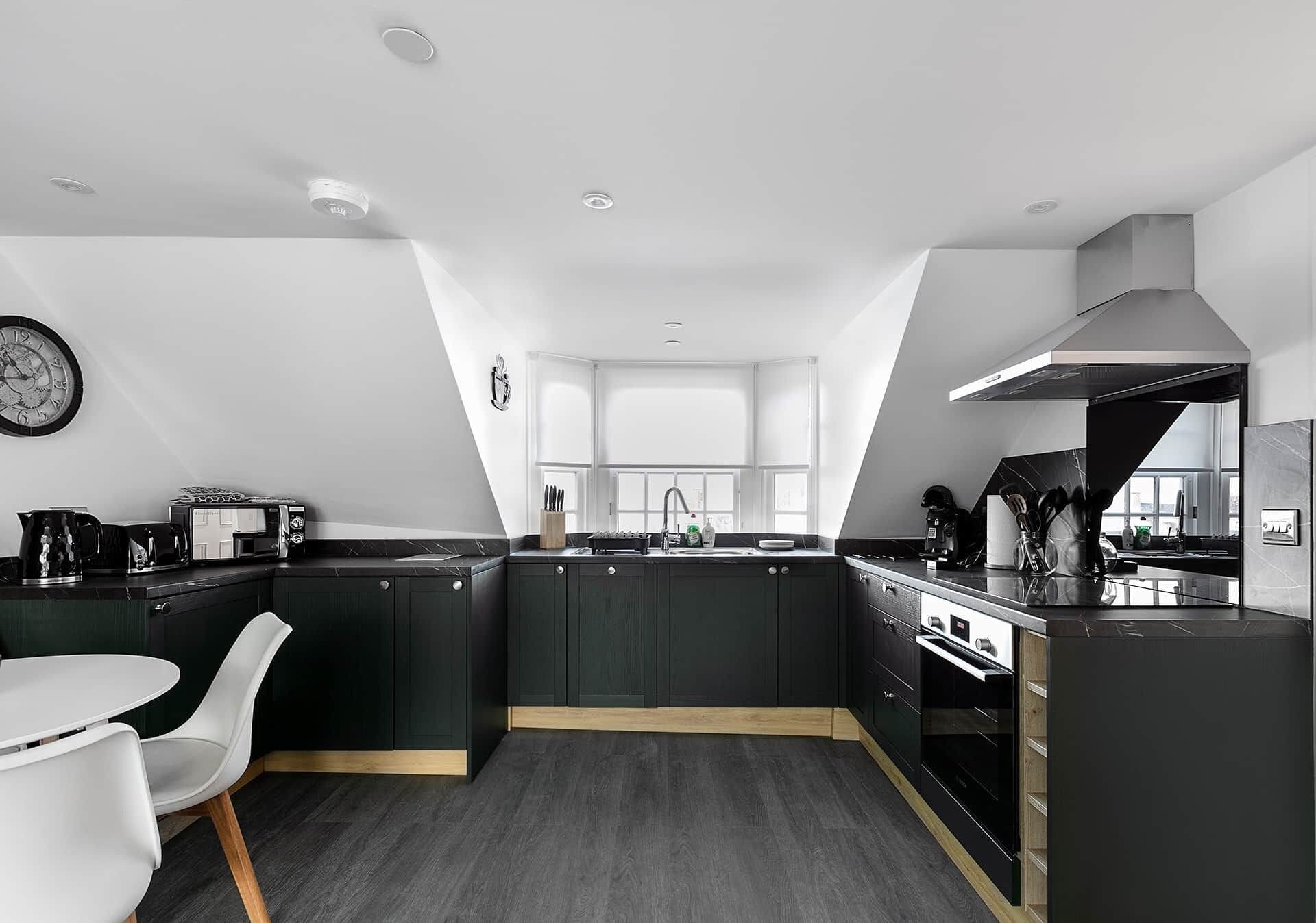 Geladeira, micro-ondas, fogão, cooktop