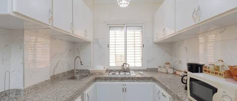 KĂŒhlschrank, Mikrowelle, Herdplatte, Wasserkocher mit Kaffee-/Teezubehör