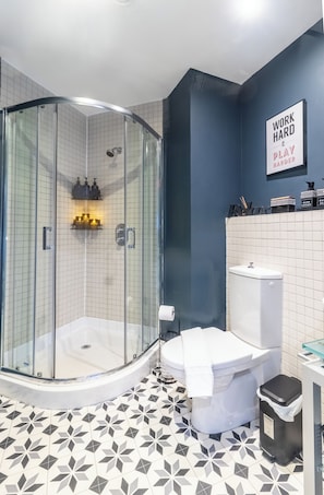 Douche, séchoir à cheveux, serviettes fournies, savon