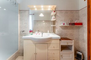 Shower, towels - Apartment 'Gîte Le Séguret' with Mountain View and Wi-Fi (Entrechaux)