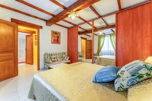 1 dormitorio, tabla de planchar con plancha, wifi y ropa de cama