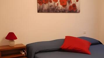 2 bedrooms, iron/ironing board, bed sheets