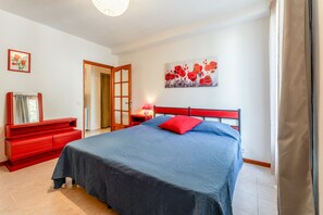 2 habitaciones, tabla de planchar con plancha y ropa de cama 