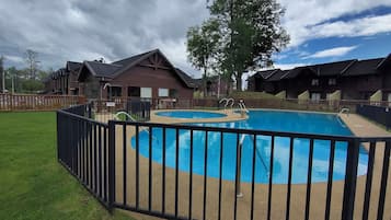 Una piscina al aire libre de temporada