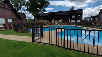 Appartamento, balcone, vista cortile | Piscina | Piscina stagionale all'aperto
