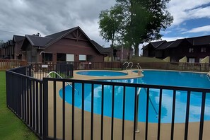 Apartemen, balkon, pemandangan halaman | Kolam renang | Kolam renang outdoor musiman