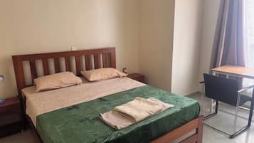 1 slaapkamer, een strijkplank/strijkijzer, wifi, beddengoed